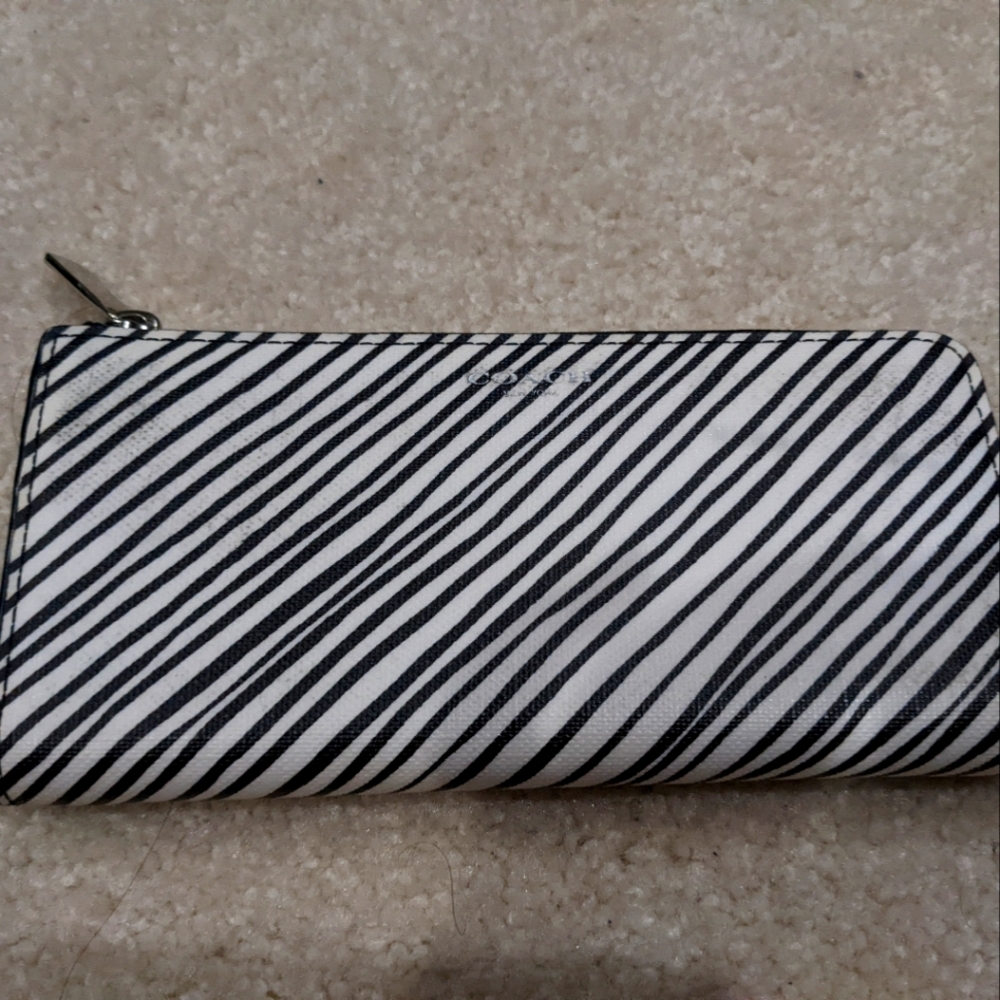 Coach Bleeker Diagonal Black Lines Zip Slim Wallet